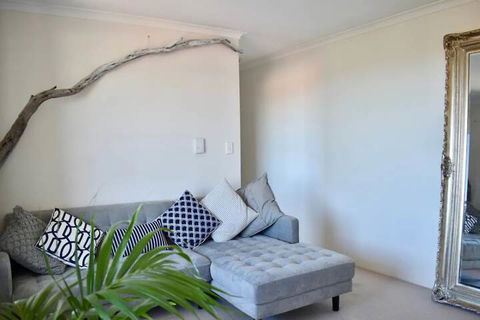 Bright & Airy TOP Floor Apartment With FAB Views - Darwin Holiday 6
