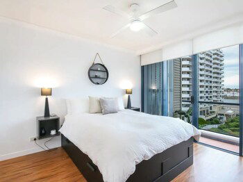 Modern 2 Bedroom River View Apartment In Docklands - Darwin Holiday 1