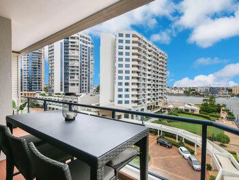 Modern 2 Bedroom River View Apartment In Docklands - Darwin Holiday 6