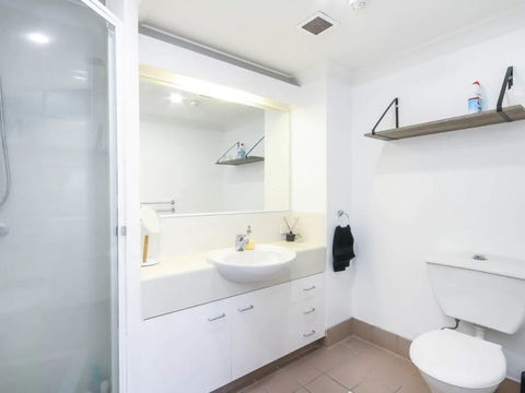 Modern 2 Bedroom River View Apartment In Docklands - Darwin Holiday 4