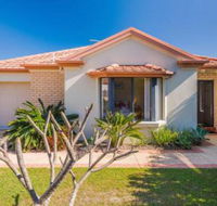 Oceania Cottage LJHooker Yamba - Darwin Holiday