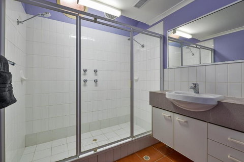 Osprey Holiday Village Unit 112 Vibrant 3 Bedroom Holiday Villa With A Pool In The Complex - Darwin Holiday 3