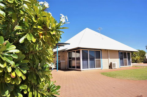 Osprey Holiday Village Unit 120 Colourful 3 Bedroom Holiday Villa With A Pool In The Complex - Darwin Holiday 6