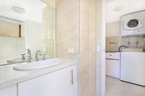 Eastbourne U4 80 Esplanade Golden Beach - Darwin Holiday 6