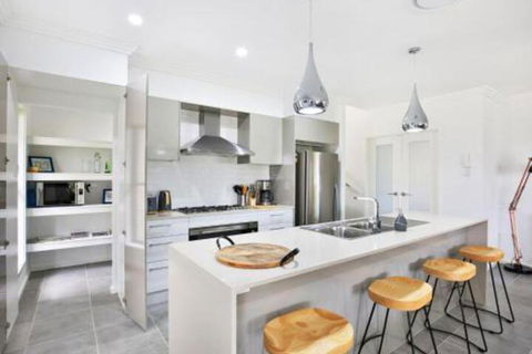 Rockwall Pet Friendly Fire Pit - Darwin Holiday 6