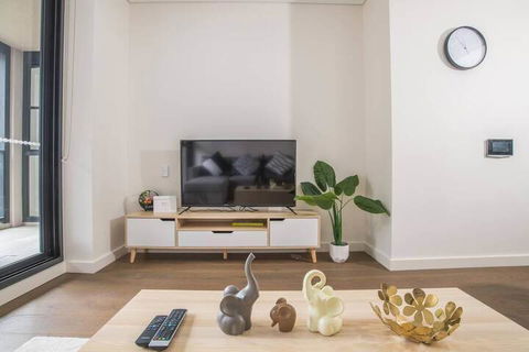 Bright & Modern! 2bed 2bath APT With Parking - Darwin Holiday 3