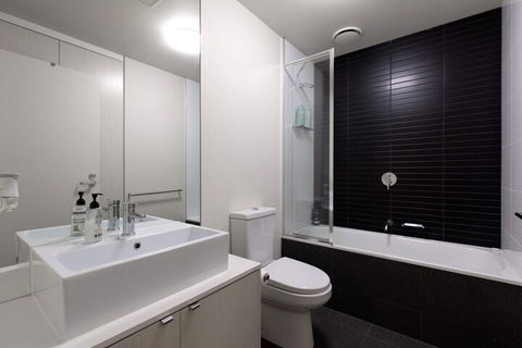 Spacious 2 Bedroom Inner City Townhouse With Private Rooftop - Darwin Holiday 4