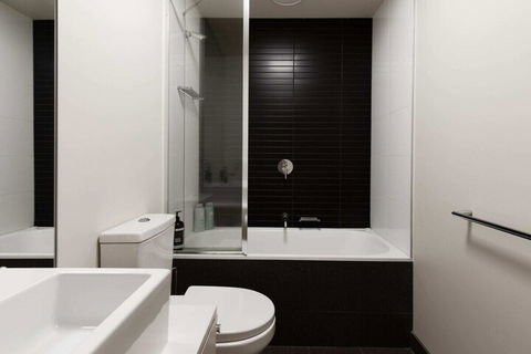 Spacious 2 Bedroom Inner City Townhouse With Private Rooftop - Darwin Holiday 5