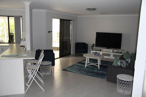 Warnbro Beach Family Accommodation - Darwin Holiday 1