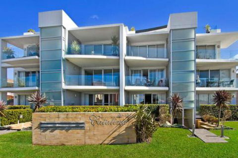 Catalina Luxury 9 - Darwin Holiday 0