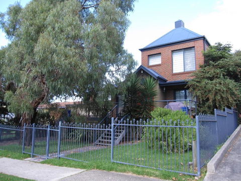 29 Church St. Cowes Large Holiday House Close To Shops & Beach - Darwin Holiday 3