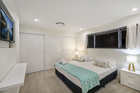 Just In Paradise Waterfront 5 Bedroom Deluxe House Central Broadbeach Location - Darwin Holiday 5