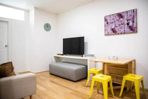 Cozy 3 Bedroom Apartment In The Heart Of Melbourne CBD - Darwin Holiday 0