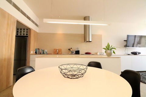 Inspired Designer Carlton North Terrace - Rejuvenate Stays - Darwin Holiday 6