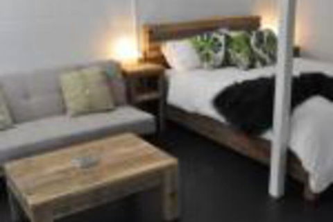 The Jungle Stays - Darwin Holiday 0