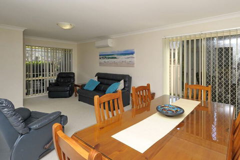 Pebble Parade1 / 8 - Darwin Holiday 4