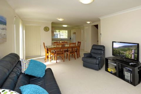 Pebble Parade1 / 8 - Darwin Holiday 0