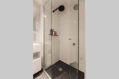Stylish Melbourne CBD Lighthouse Apartment - Darwin Holiday 3