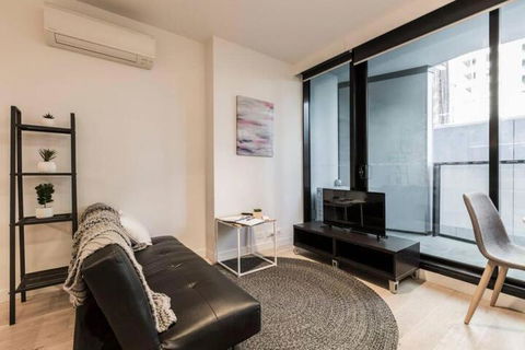 Stylish Melbourne CBD Lighthouse Apartment - Darwin Holiday 2