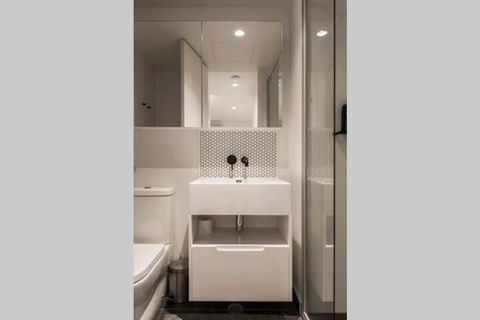 Stylish Melbourne CBD Lighthouse Apartment - Darwin Holiday 5