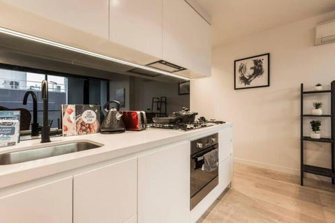 Stylish Melbourne CBD Lighthouse Apartment - Darwin Holiday 4