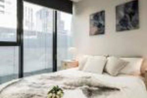 Stylish Melbourne CBD Lighthouse Apartment - Darwin Holiday 0