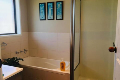 QUEEN BEDROOM FRIENDLY HOME PORTLAND - Darwin Holiday 3
