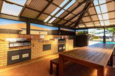 Geraldton Ocean West Holiday Units - Darwin Holiday 4