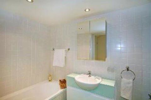 2 Bedroom Apartment Bayview Apartments Unit 7 - Darwin Holiday 2