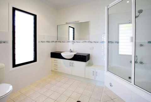 Hideaway Retreat Beach House With Pool - Darwin Holiday 5