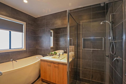 Coffs At Surf Beach Phillip Island - Darwin Holiday 3