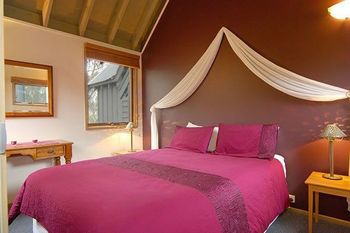 Ringer - Darwin Holiday 0