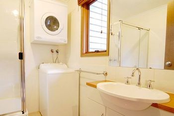 Ringer - Darwin Holiday 4