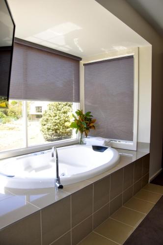 Daylesford Spa Villa One - Darwin Holiday 6