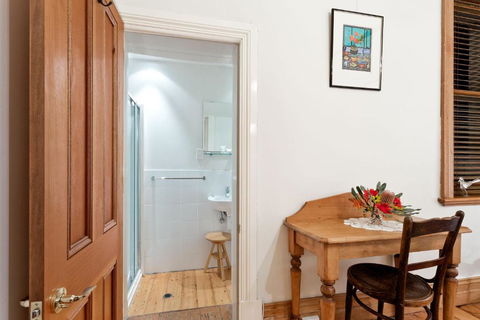 Annies Victorian Terrace Accommodation Fremantle - Darwin Holiday 4