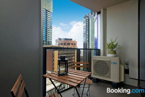 Complete Host CBD Lighthouse Apartments - Darwin Holiday 6