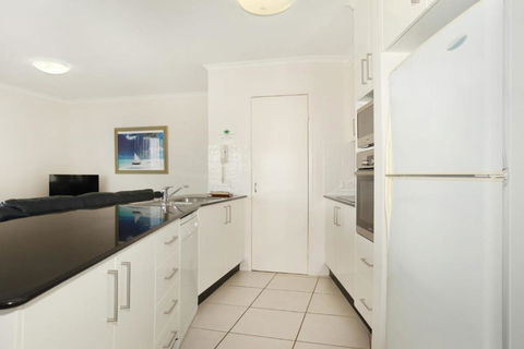 Unit 4 Beaumont Sur Mer 13 15 Pacific Terrace Coolum Beach 400 BOND LINEN SUPPLIED - Darwin Holiday 6