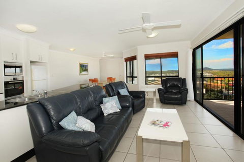 Unit 4 Beaumont Sur Mer 13 15 Pacific Terrace Coolum Beach 400 BOND LINEN SUPPLIED - Darwin Holiday 4