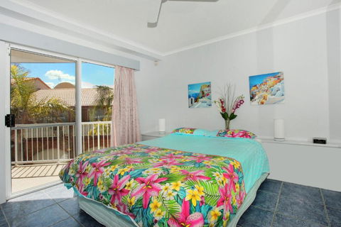 Unit 4 Coolum Sands Apartments 34 First Avenue Coolum Beach 400 BOND LINEN SUPPLIED - Darwin Holiday 1