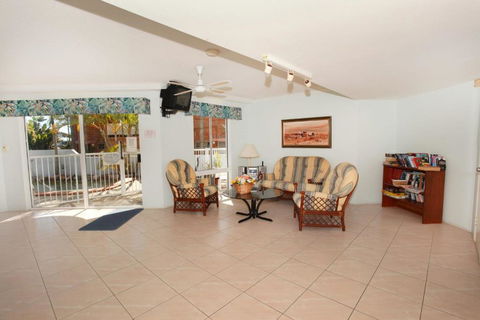 Unit 4 Coolum Sands Apartments 34 First Avenue Coolum Beach 400 BOND LINEN SUPPLIED - Darwin Holiday 4