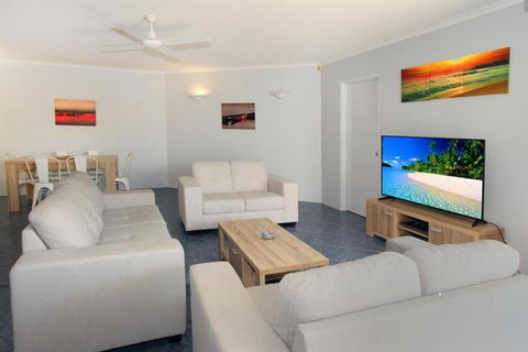 Unit 4 Coolum Sands Apartments 34 First Avenue Coolum Beach 400 BOND LINEN SUPPLIED - Darwin Holiday 2