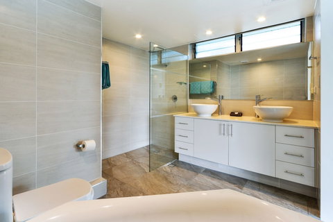 Poinciana 101 3 Bedroom Renovated Spacious 3 Bedroom Central Location With Golf Buggy - Darwin Holiday 3