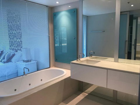 Private Apartments At Q1 - Darwin Holiday 6