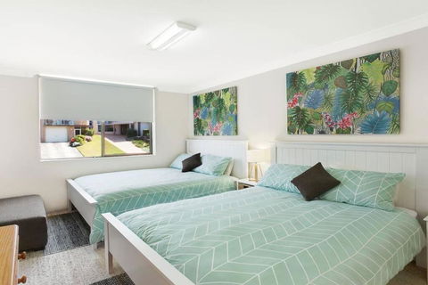 The Dunes Opposite Fingal Bay Surf Club! - Darwin Holiday 1