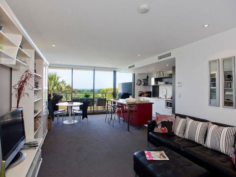 LORNE CHALET APARTMENT 10 Ask About Midweek Deals - Darwin Holiday 1