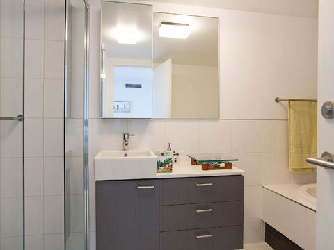 LORNE CHALET APARTMENT 10 Ask About Midweek Deals - Darwin Holiday 2