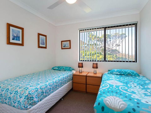 12 Intrepid 3 Intrepid Close Right On The Beachfront - Darwin Holiday 1