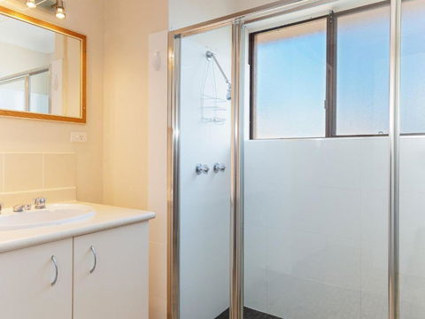 12 Intrepid 3 Intrepid Close Right On The Beachfront - Darwin Holiday 6