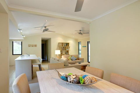 6 Orania Court Rainbow Shores Absolutely Gorgeous Beach Side Property Within 200 Metres Walk To The Beach - Darwin Holiday 1