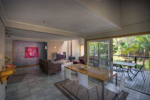 6 Satinwood Drive Rainbow Shores Stylish Beach House Free WiFi - Darwin Holiday 1